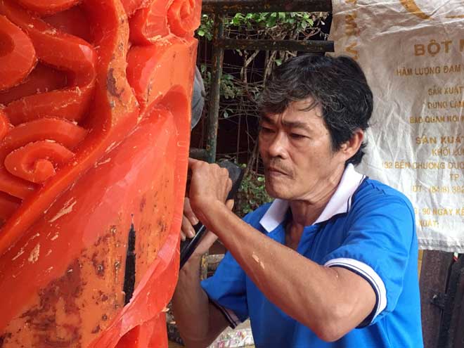 Dùng móng tay tạo hình rồng trên những cặp nến khủng nhất Việt Nam